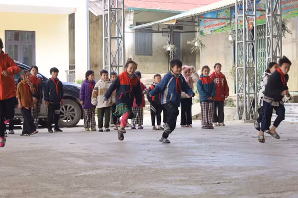 Về điểm trường chính, học sinh vùng cao được nâng cao kỹ năng.