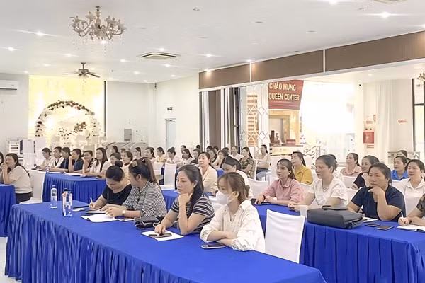 Đội ngũ giáo viên tham gia lớp bồi dưỡng, nâng cao năng lực.