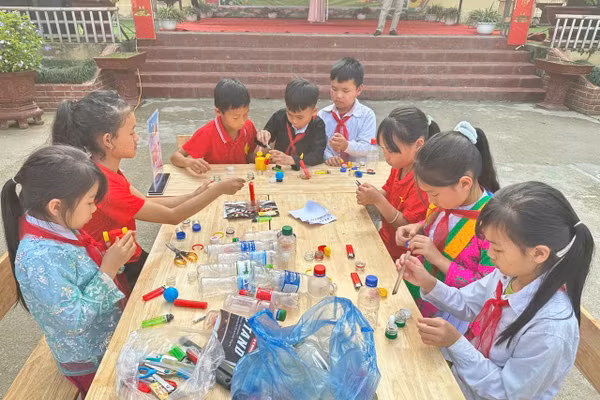 Các em học sinh với nhiều hoạt động nâng cao kỹ năng. (Ảnh: Mai Thức)