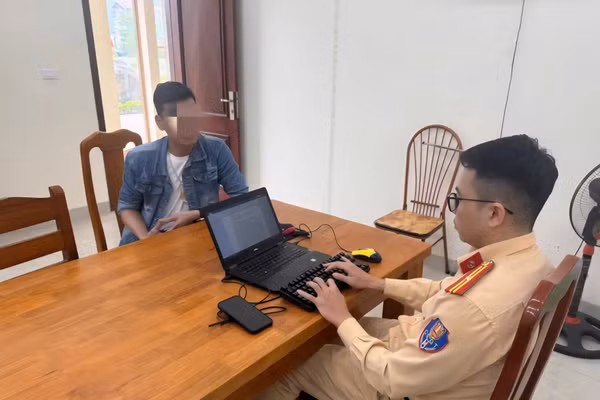 CSGT Tuyên Quang làm việc với người vi phạm.