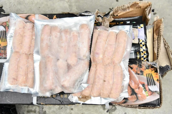 Số lạp xưởng không rõ nguồn gốc bị Công an Tuyên Quang tạm giữ. (Ảnh: CATQ)