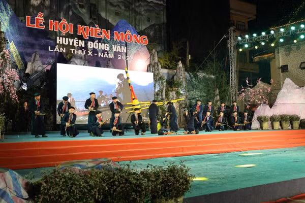 Lễ hội khèn H'Mông góp phần gìn giữ nét đẹp văn hóa bản địa.