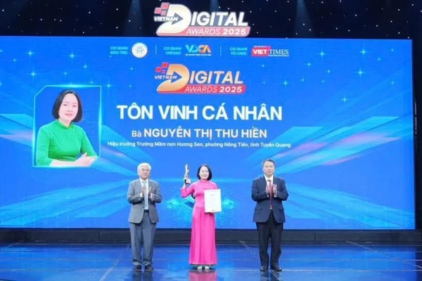Bà Nguyễn Thị Thu Hiền được vinh danh trong công tác chuyển đổi số.