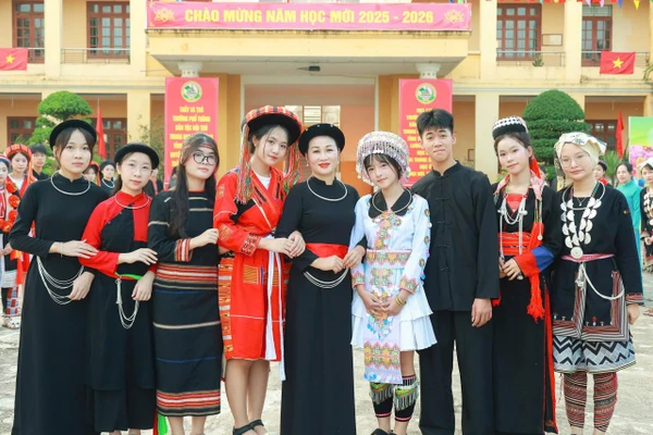 Nhà giáo ưu tú Hà Thị Hải Yến bên học trò của mình.