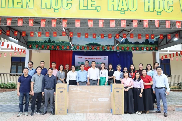 Chi bộ 2 - Đảng bộ Báo GD&TĐ chụp ảnh lưu niệm cùng Trường THCS Mai Châu.