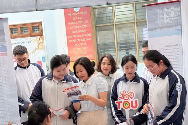 Học sinh, sinh viên Tuyên Quang được hỗ trợ, tư vấn.