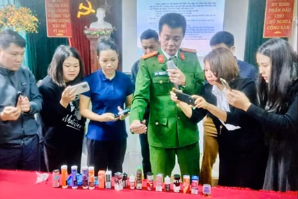 Các cán bộ, giáo viên được hướng dẫn, nhận biết các dạng ma túy.