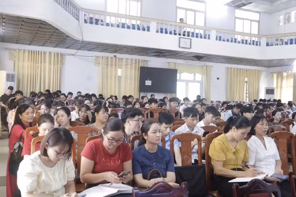 Đông đảo giảng viên, tân sinh viên tham gia hội nghị.