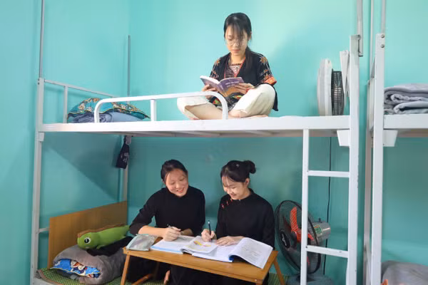 Niềm vui đọc sách của các em học sinh Trường PTDTNT THCS&THPT Hàm Yên.