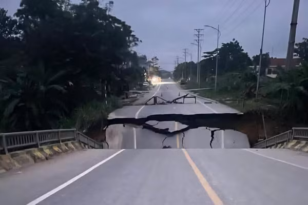 Cầu Tát Luông bị sập khiến giao thông tê liệt.