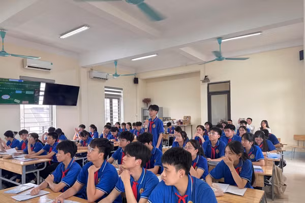 Các em học sinh Trường THCS Phan Thiết trong 1 tiết ôn tập. (Ảnh: NTCC)