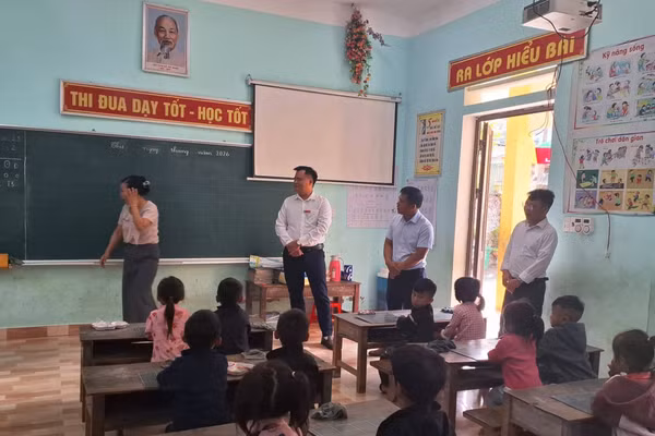 Lãnh đạo xã Lũng Cú thăm cơ sở giáo dục trước thềm năm học mới.