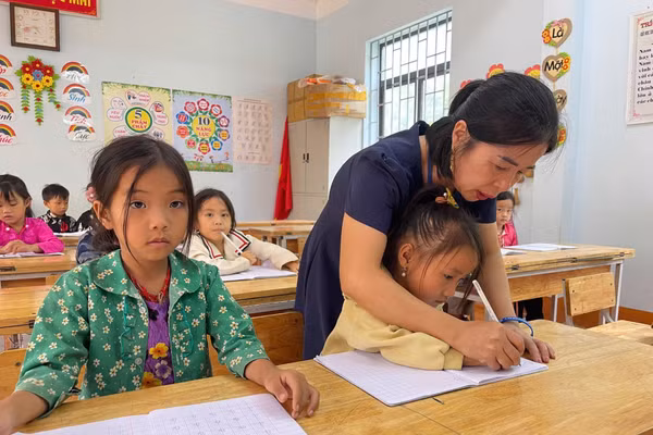 Học sinh vùng cao với những nét chữ đầu tiên, chuẩn bị môi trường học tập mới.