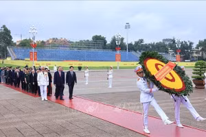Đoàn đại biểu lãnh đạo, nguyên lãnh đạo Đảng, Nhà nước cùng các bộ, ngành Trung ương, đến đặt vòng hoa và vào Lăng viếng Chủ tịch Hồ Chí Minh. Ảnh: Tuấn Anh/TTXVN.
