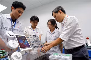 Giảng viên Khoa công nghệ điện tử, Trường Đại học Công nghiệp Thành phố Hồ Chí Minh hướng dẫn sinh viên học tập, nghiên cứu tại Phòng thí nghiệm IoT and AI. Ảnh minh họa: Thanh Vũ/TTXVN.