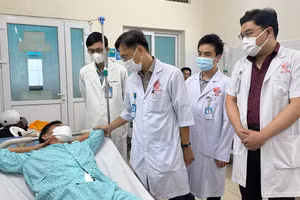 Các bác sĩ thăm khám người bệnh sau phẫu thuật. (Ảnh: BVCC)