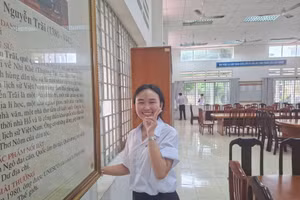 Học sinh Trường THPT chuyên Trần Văn Giàu dọn dẹp thư viện chuẩn bị năm học mới. 
