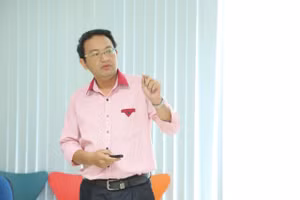 ThS Trần Văn Bảy - Trưởng khoa Kinh tế - Trường Cao đẳng Viễn Đông.