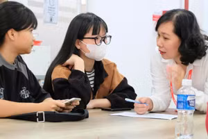 Nhà trường tư vấn cho sinh viên mới. 