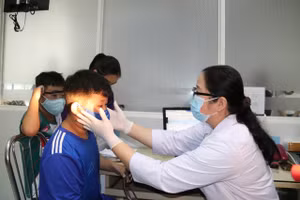 Bệnh nhi khám mắt tại Bệnh viện Nhi đồng 2 (TPHCM).