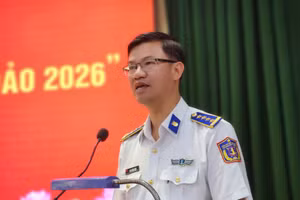 Đại tá Cao Xuân Quận - Phó Chính ủy Bộ Tư lệnh Vùng Cảnh sát biển 3, phát biểu tại hội nghị. 