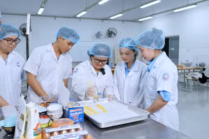 Tiết học thực hành ngành Công nghệ thực phẩm - Trường Cao đẳng Nghề TPHCM.