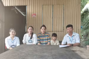 Hiệu trưởng Lê Văn Bảo cùng giáo viên trong trường đến nhà em Von Ni Ta vận động ra lớp 1. 
