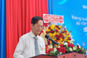 NGƯT.ThS Lâm Văn Quản – Chủ tịch Hội Giáo dục nghề nghiệp TPHCM, phát biểu khai mạc tọa đàm. 