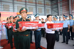 Trung tướng Lê Xuân Thế, Tư lệnh Quân khu 7 và ông Nguyễn Mạnh Cường, Phó Chủ tịch UBND TPHCM, tại buổi lễ. 