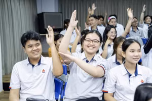 Sinh viên Võ Hoàn Khang cùng bạn tham gia chương trình. 
