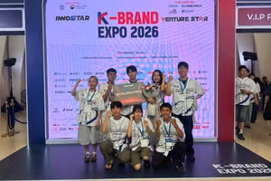 Đội thi EcoLoop AI giành giải Excellence Prize.