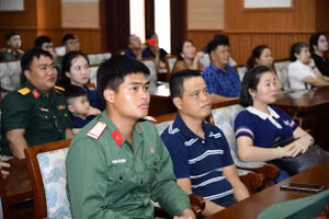 Chiến sĩ và gia đình trong buổi gặp mặt. 