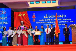 Trường Cao đẳng Sư phạm Trung ương TPHCM đón nhận Huân chương Lao động hạng Ba. 
