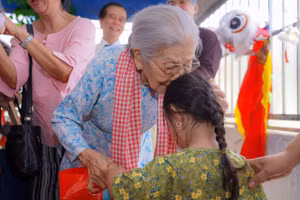 NSƯT Phi Điểu đến thăm các bệnh nhi đang điều trị tại bệnh viện. 