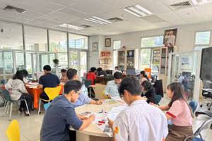 Sinh viên làm thủ tục nhập học tại Trường Cao đẳng Viễn Đông (TPHCM).