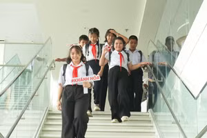 Các em học sinh đến từ 7 tỉnh, thành phố tham quan văn phòng và nhà máy Acecook Việt Nam.