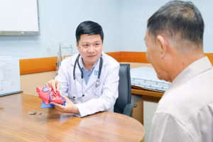 TS.BS Lương Cao Sơn tư vấn cho người bệnh về phương pháp tạo nhịp tim.