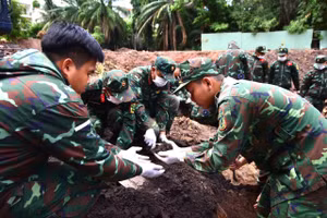 Lực lượng quy tập hài cốt liệt sĩ tại Công viên Lê Thị Riêng. 