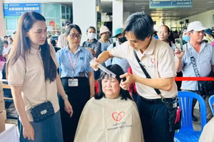 Chương trình trao tặng tóc giả cho bệnh nhân ung thư. 