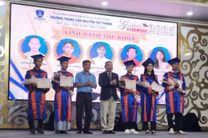 Ông Hoàng Quốc Long (áo đen) - Hiệu trưởng Trường Trung cấp Nguyễn Tất Thành (quận Gò Vấp, TPHCM). 