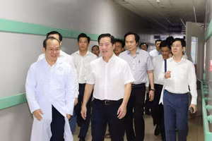 PGS.TS.BS Trần Vĩnh Hưng – Giám đốc Bệnh viện Bình Dân dẫn đầu cùng 8 chuyên gia đầu ngành đến làm việc tại Bà Rịa.