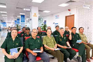 Sáng 27/7, nhiều thương binh, bệnh binh, cựu chiến binh tại TPHCM đến VNVC tiêm vaccine cúm miễn phí.