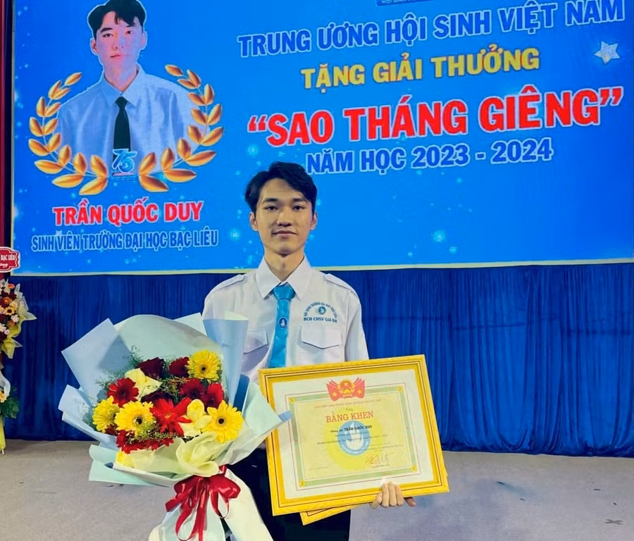 Trần Quốc Duy tại lễ tuyên dương sinh viên tiêu biểu năm học 2023 - 2024