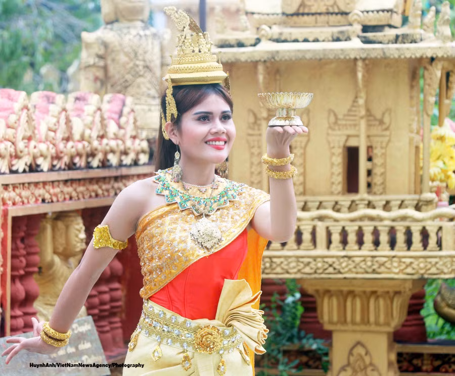 Một điệu múa của dân tộc Khmer trong lễ hội.