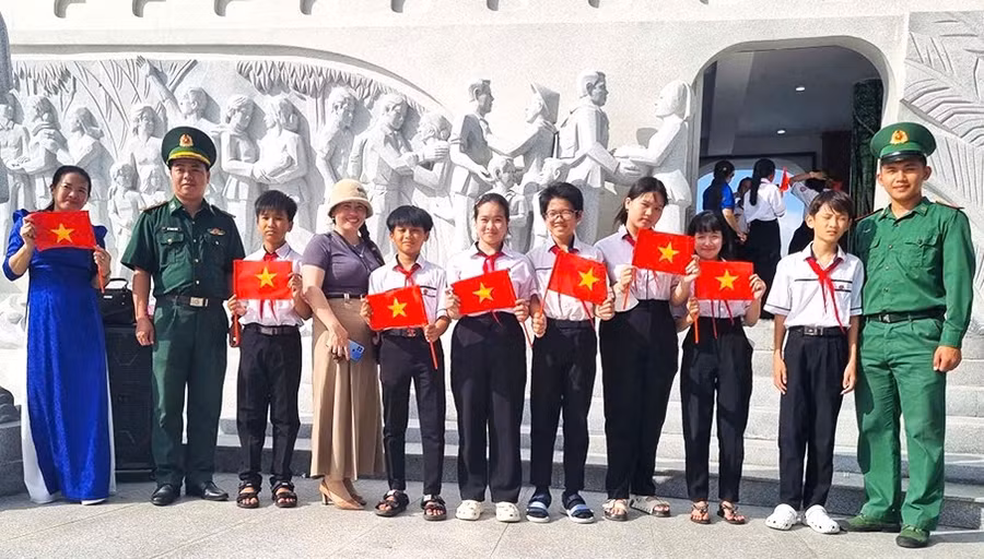 hoc-sinh-ve-nguon-3.jpg