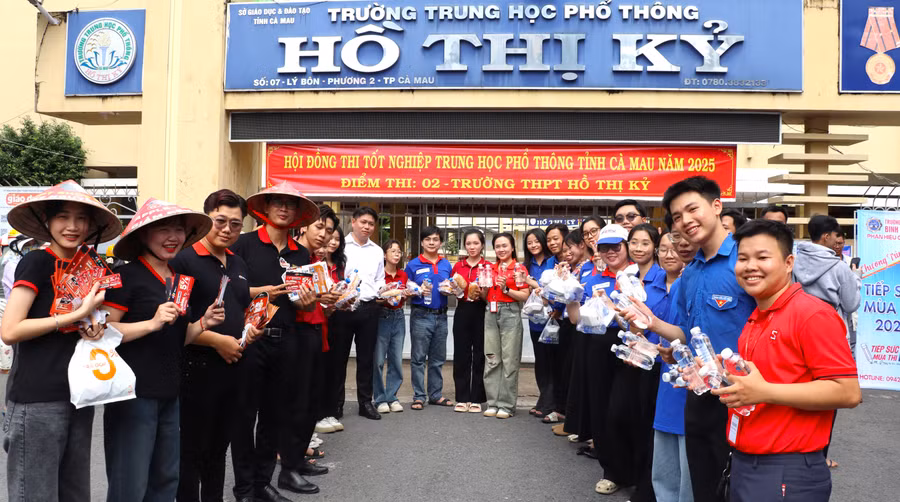 Đội hình Tiếp sức mùa thi tại điểm thi Trường THPT Hồ Thị Kỷ (TP Cà Mau).