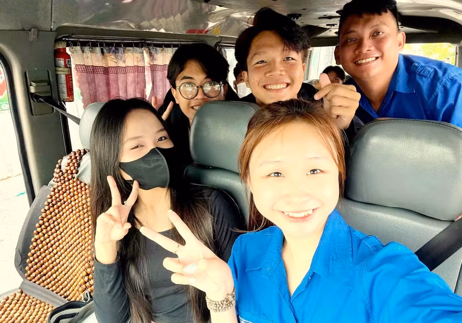 Học sinh Trường THPT Viên An hào hứng lên xe di chuyển đến điểm thi.