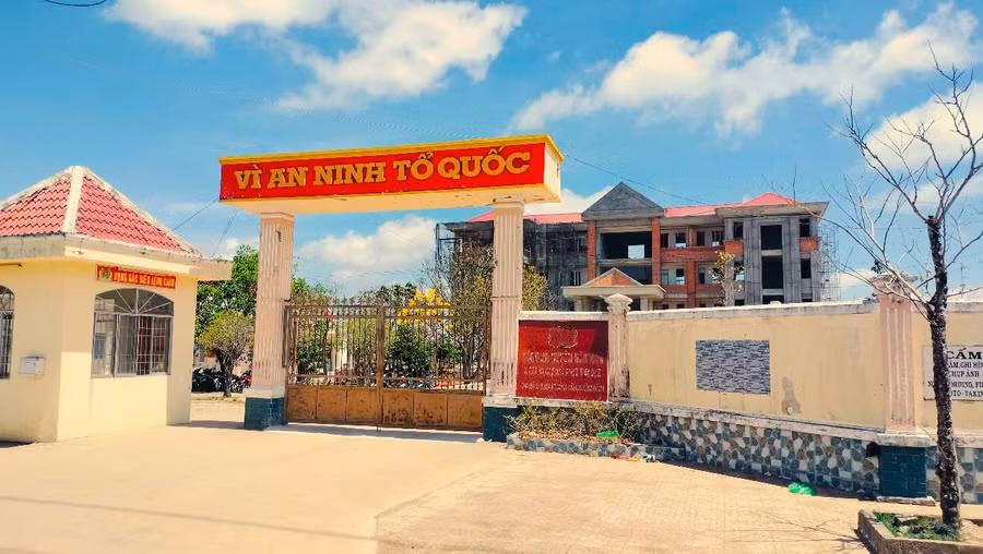 Một trụ sở cơ quan Nhà nước ở Cà Mau tạm ngưng xây dựng khi có chủ trương sáp nhập đơn vị hành chính.