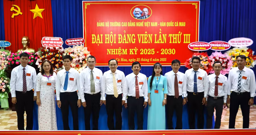 Ban chấp hành Đảng bộ Trường Cao đẳng Nghề Việt Nam - Hàn Quốc Cà Mau nhiệm kỳ 2025 - 2030.