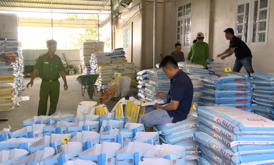 Công an tỉnh Bạc Liêu kiểm tra cơ sở sản xuất của ông Dương Văn Hòa.